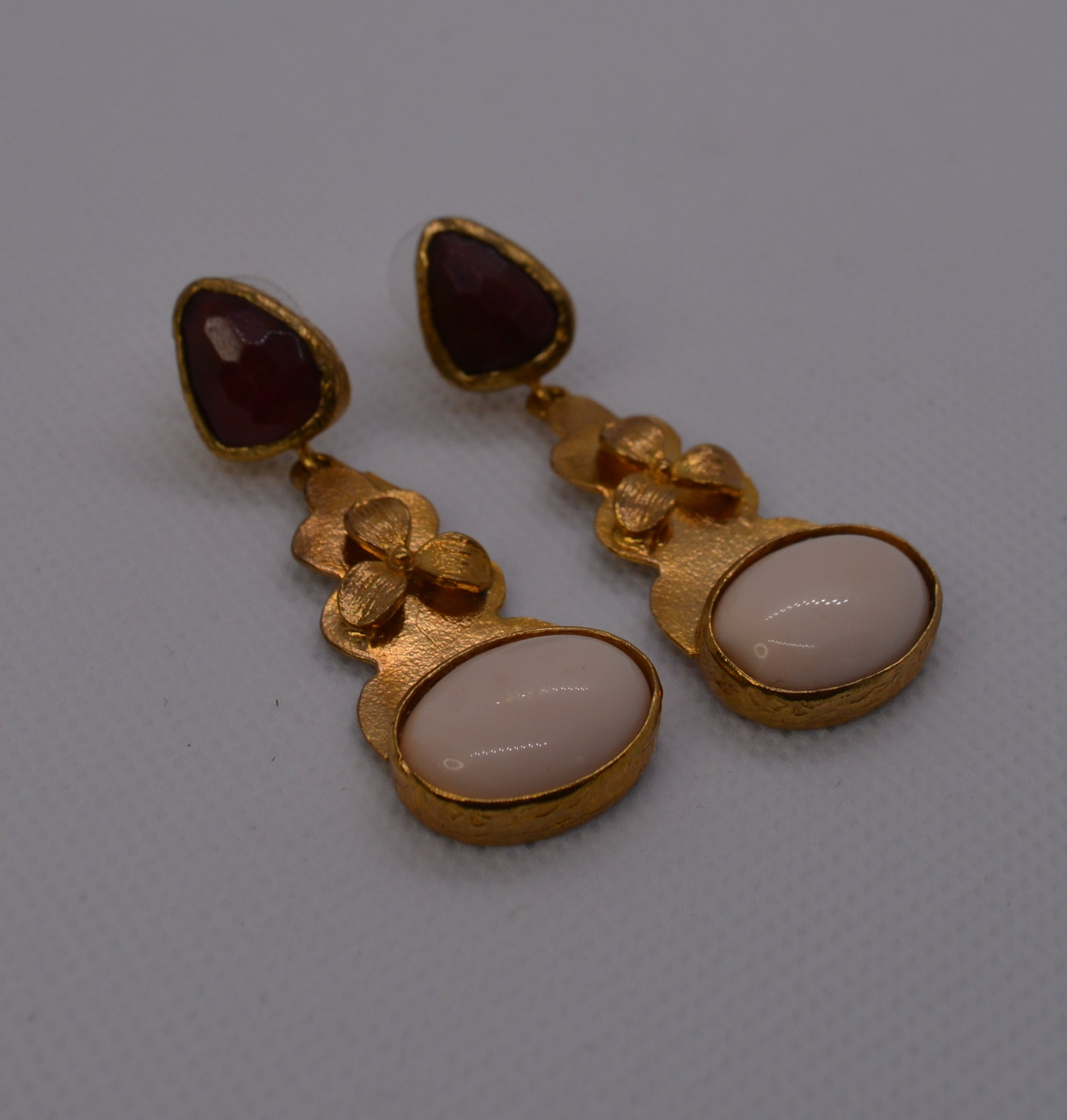 Orecchini pendenti dorati con pietra rossa e rosa